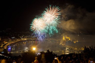 20 Ağustos 'ta Budapeşte Parlamentosu, Tuna ve St. Stephens' teki zincir köprüsü ya da Macaristan 'ın vakıf günü üzerine havai fişek gösterisi