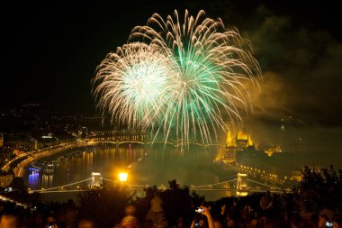 20 Ağustos 'ta Budapeşte Parlamentosu, Tuna ve St. Stephens' teki zincir köprüsü ya da Macaristan 'ın vakıf günü üzerine havai fişek gösterisi
