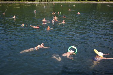 HEVİZ, HUNGARY - 18 AĞUSTOS, 2018: Macaristan 'da Heviz Gölü' nde yıkanan insanlar. Heviz Gölü dünyanın en büyük ikinci termal gölüdür ama biyolojik olarak en büyük aktif doğal gölüdür.
