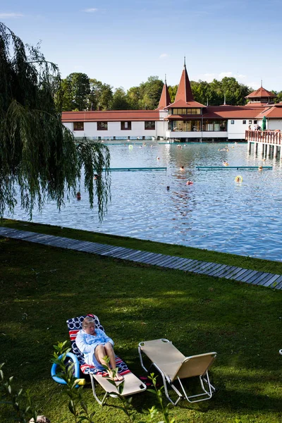 Heviz Hungary 2018 人々はハンガリーの湖Hevzで入浴 ヘヴィス湖は世界で2番目に大きい熱湖であるが 生物学的には最大の活動的な自然湖である — ストック写真