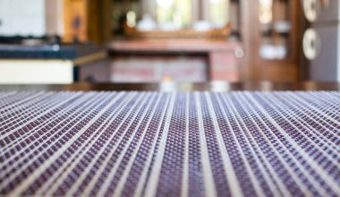 Bulanık kırsal mutfak iç kısmı - peçete ve masa boşluğuna odaklan