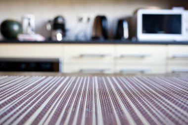 Mutfağın içi bulanık - peçete ve masa boşluğuna odaklan