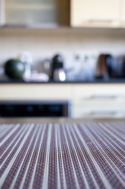 Mutfağın içi bulanık - peçete ve masa boşluğuna odaklan