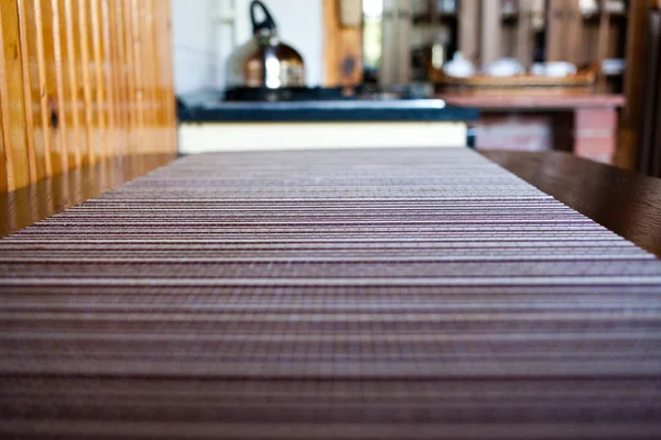 Verschwommenes Rustikales Kücheninterieur Fokus Auf Serviette Und Schreibtischfläche — Stockfoto