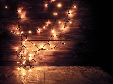 Ahşap arka planda Noel ışıkları