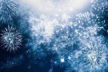 Yeni yılda havai fişekler ve kopyalama alanı - soyut tatil arkaplanı