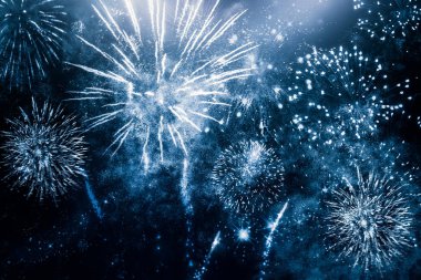 Yeni yılda havai fişekler ve kopyalama alanı - soyut tatil arkaplanı