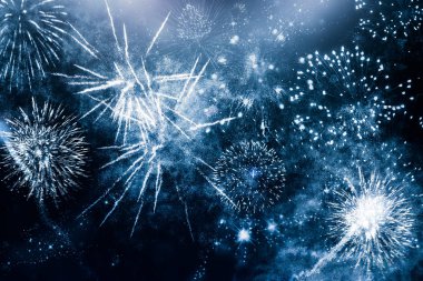 Yeni yılda havai fişekler ve kopyalama alanı - soyut tatil arkaplanı