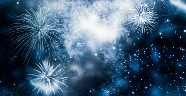 Yeni yılda havai fişekler ve kopyalama alanı - soyut tatil arkaplanı