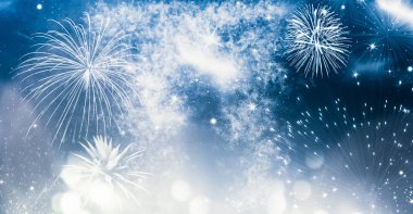 Yeni yılda havai fişekler ve kopyalama alanı - soyut tatil arkaplanı