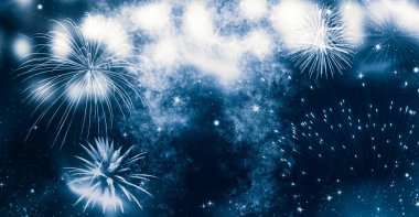 Yeni yılda havai fişekler ve kopyalama alanı - soyut tatil arkaplanı