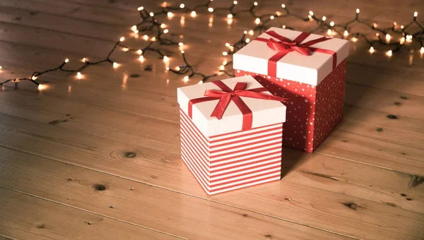 Cajas Regalo Rojas Luces Navidad Suelo Madera —  Fotos de Stock