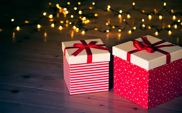 Scatole Regalo Rosse Luci Natale Sul Pavimento Legno — Foto Stock