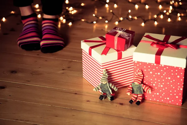 Cajas Regalo Rojas Pies Luces Navidad Suelo Madera —  Fotos de Stock