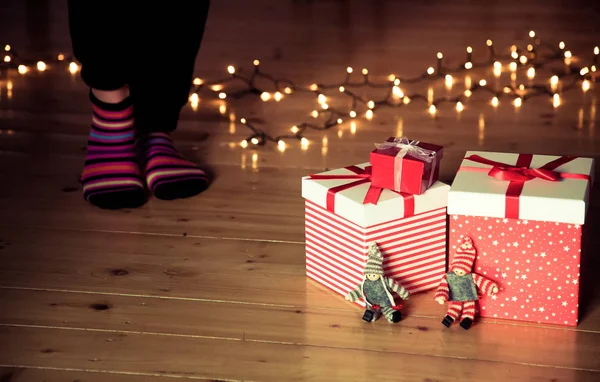 Scatole Regalo Rosso Piedi Luci Natale Sul Pavimento Legno — Foto Stock