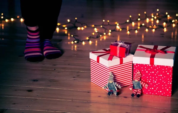 Scatole Regalo Rosso Piedi Luci Natale Sul Pavimento Legno — Foto Stock