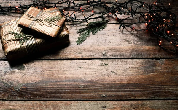 Noel hediyeleri ahşap masada