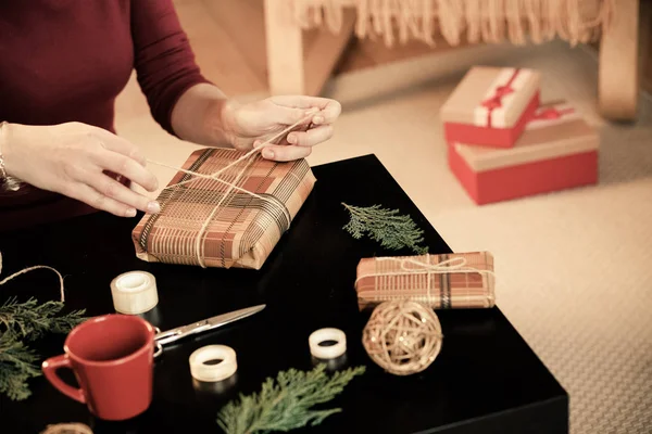 Donna Avvolgendo Regali Natale — Foto Stock