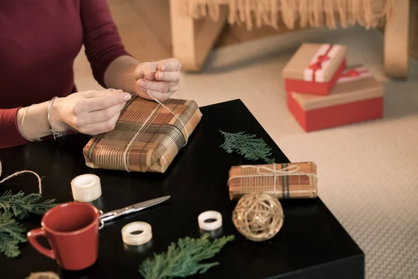 Donna Avvolgendo Regali Natale — Foto Stock