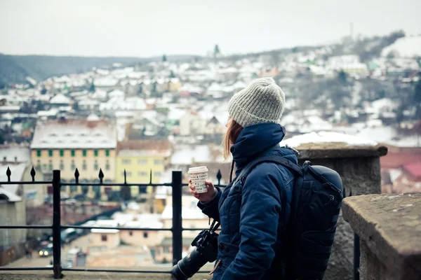 Mulher Turista Pausa Cidade Inverno Sighisoara Roménia — Fotografia de Stock