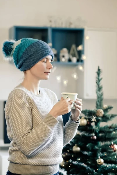 Mulher Beatiful Que Prende Caneca Com Bebida Quente Árvore Natal — Fotografia de Stock