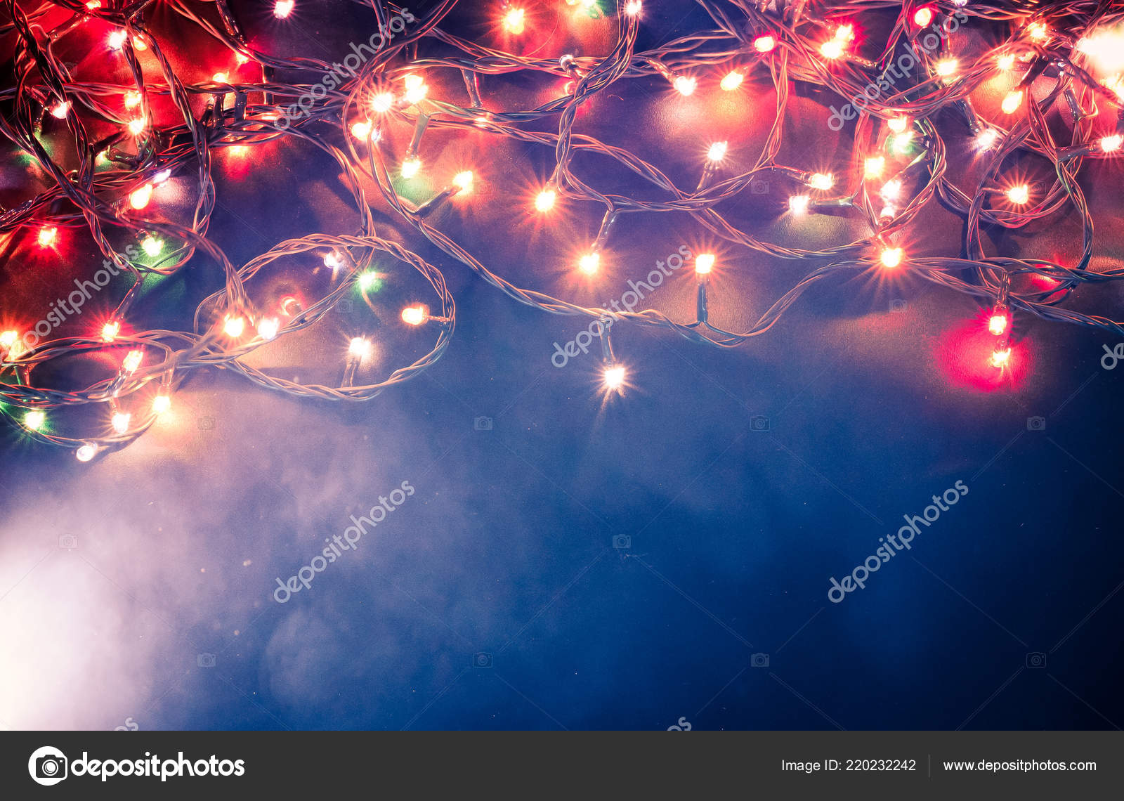 蓝色背景上五颜六色的圣诞彩灯——图库图片© melis82 #220232242, image size:1600x1140
