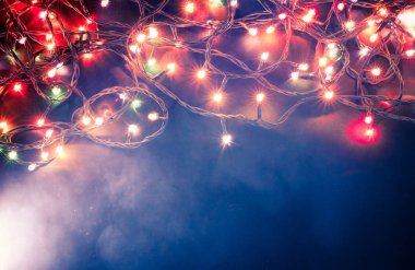 mavi arka plan üzerinde renkli Noel ışıkları