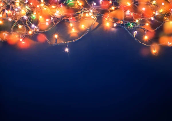 蓝色背景上五颜六色的圣诞彩灯 — 图库照片