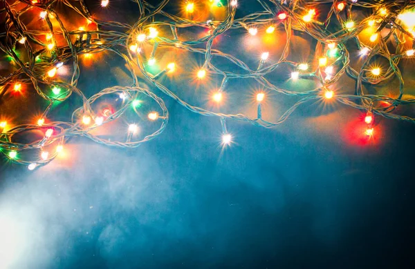 mavi arka plan üzerinde renkli Noel ışıkları