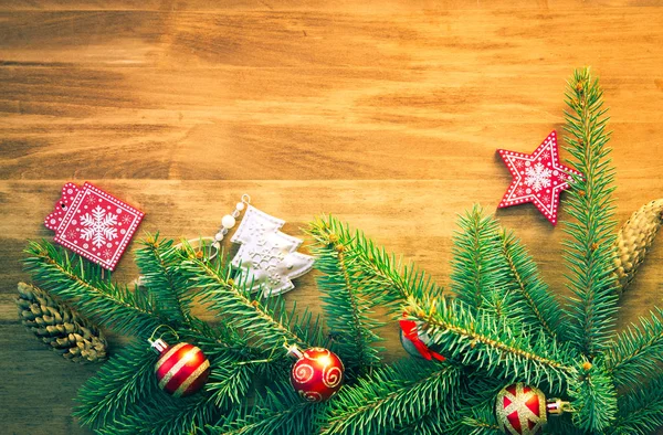 Weihnachten Holz Hintergrund Mit Tannenzweigen Und Kugeln — Stockfoto