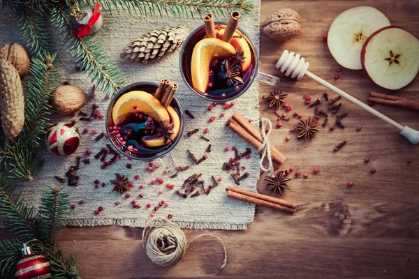 グリュー ワインとスパイス 熱い冬の飲み物 — ストック写真