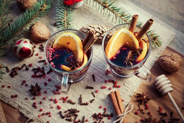 グリュー ワインとスパイス 熱い冬の飲み物 — ストック写真