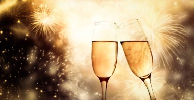 İki şampanya kadehi yeni yıla hazır.