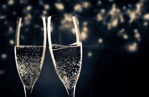 两个香槟酒杯准备好迎接新年 — 图库照片