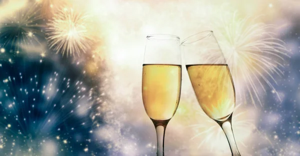 Два Бокала Шампанского Готовы Принести Новый Год — стоковое фото