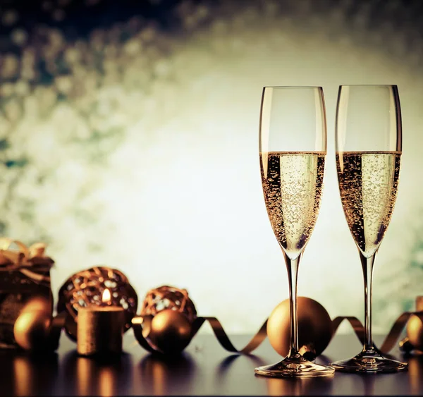 Två Champagneglas Mot Helgens Ljus Och Fyrverkerier Nyårsfirande — Stockfoto