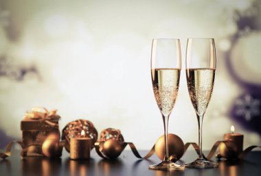 iki şampanya bardağı tatil ışıklar ve havai fişek - yeni yıl kutlama karşı