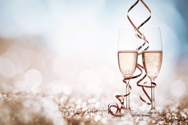 iki şampanya bardağı şeritler tatil ışıklar ve havai fişek - yeni yıl kutlamaları karşı