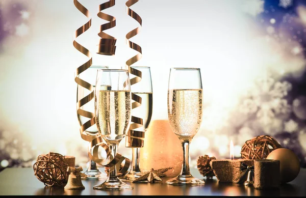 Champagneglas Mot Holiday Lights Redo För Nyårsafton Fest — Stockfoto