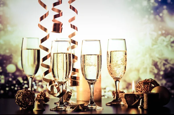Champagneglas Mot Holiday Lights Redo För Nyårsafton Fest — Stockfoto