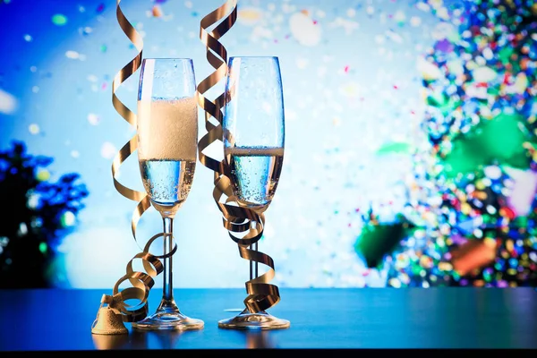 Zwei Sektgläser Mit Bändern Und Fallendem Konfetti Neujahrsfeiern — Stockfoto