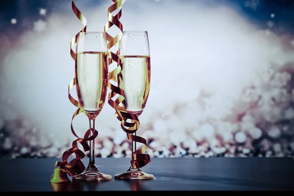 Iki Şampanya Bardağı Şeritler Tatil Işıklar Havai Fişek Yeni Yıl — Stok fotoğraf