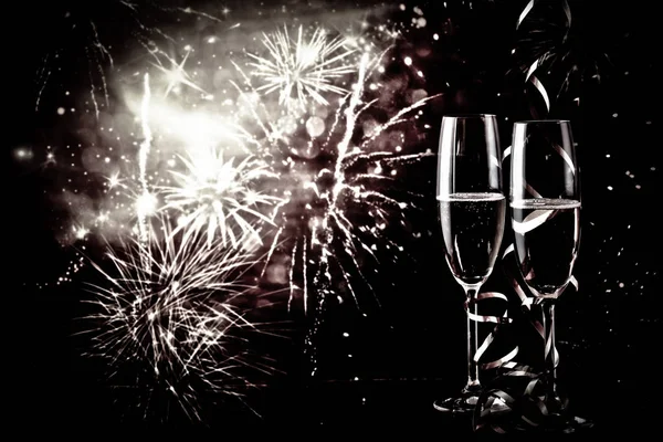Twee Champagneglazen Met Linten Tegen Vakantie Lichten Vuurwerk Nieuwjaar Vieringen — Stockfoto