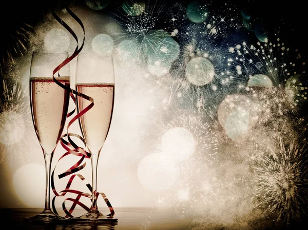 Twee Champagneglazen Met Linten Tegen Vakantie Lichten Vuurwerk Nieuwjaar Vieringen — Stockfoto