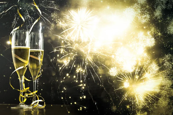 两个香槟眼镜 带丝带反对节日彩灯和烟花 新年庆典 — 图库照片