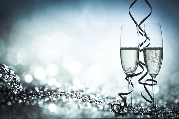 两个香槟眼镜 带丝带反对节日彩灯和烟花 新年庆典 — 图库照片