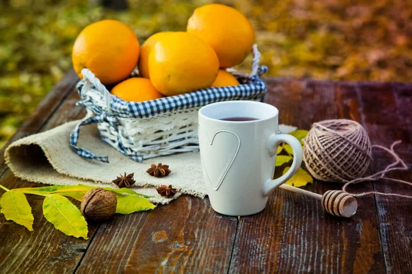 Med Citron Honung Apelsiner Höstlöv Woodenbackground — Stockfoto