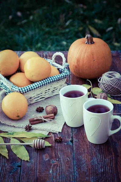 Med Citron Honung Apelsiner Höstlöv Woodenbackground — Stockfoto