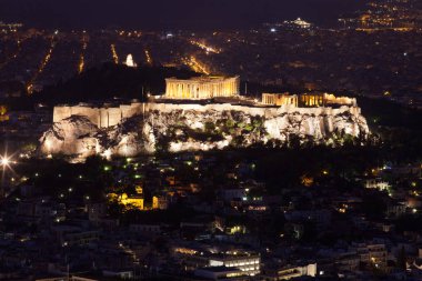 Lycabettus Hill, şehrin en yüksek noktasında görüldü Akropolis ile Athensat mavi saat görünümünü