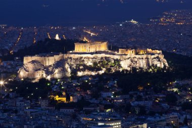Lycabettus Hill, şehrin en yüksek noktasında görüldü Akropolis ile Athensat mavi saat görünümünü